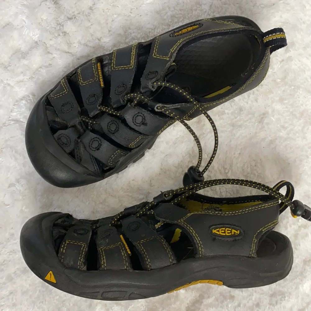 Keen Newport H2 Black Leather Hiking Water Sandals
